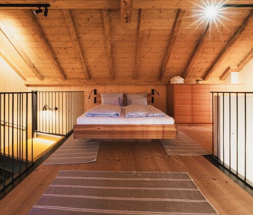 Schmiedgut narzissenbett loft chalet schlafbereich galerie bett stiege zum wohnbereich – Narzissenbett, Schmiedgut Bad Aussee