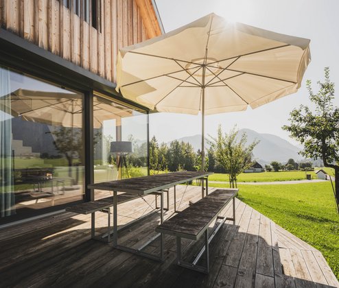 Schmiedgut waldundwiese terrasse morgenstimmung mit sonnenschirm – Wald & Wiese, Schmiedgut Bad Aussee