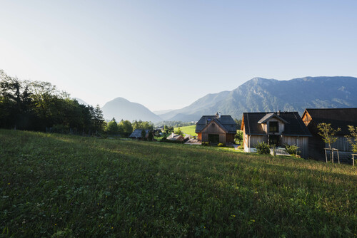 Schmiedgut bad aussee wiese mit scheune und haupthaus – Gartenlandschaft, Schmiedgut Bad Aussee