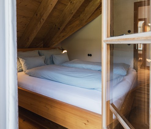 Schmiedgut dirndlpracht schlafzimmer 3 balkontuer – Dirndlpracht, Schmiedgut Bad Aussee