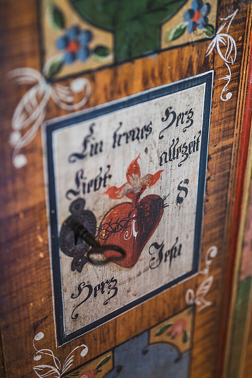 Schmiedgut dirndlpracht hauptraum bauernschrank detail – Sommer, Schmiedgut Bad Aussee