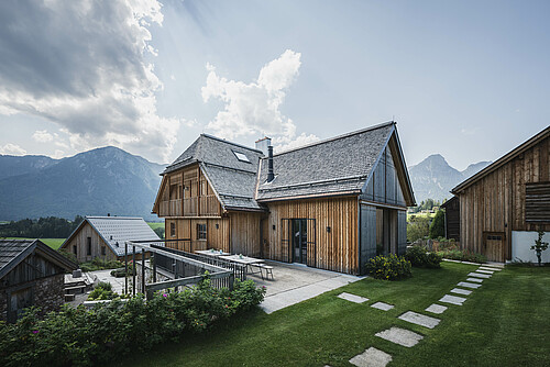 Schmiedgut dirndlpracht aussenansicht gartenseite privatterrasse – Sommer, Schmiedgut Bad Aussee
