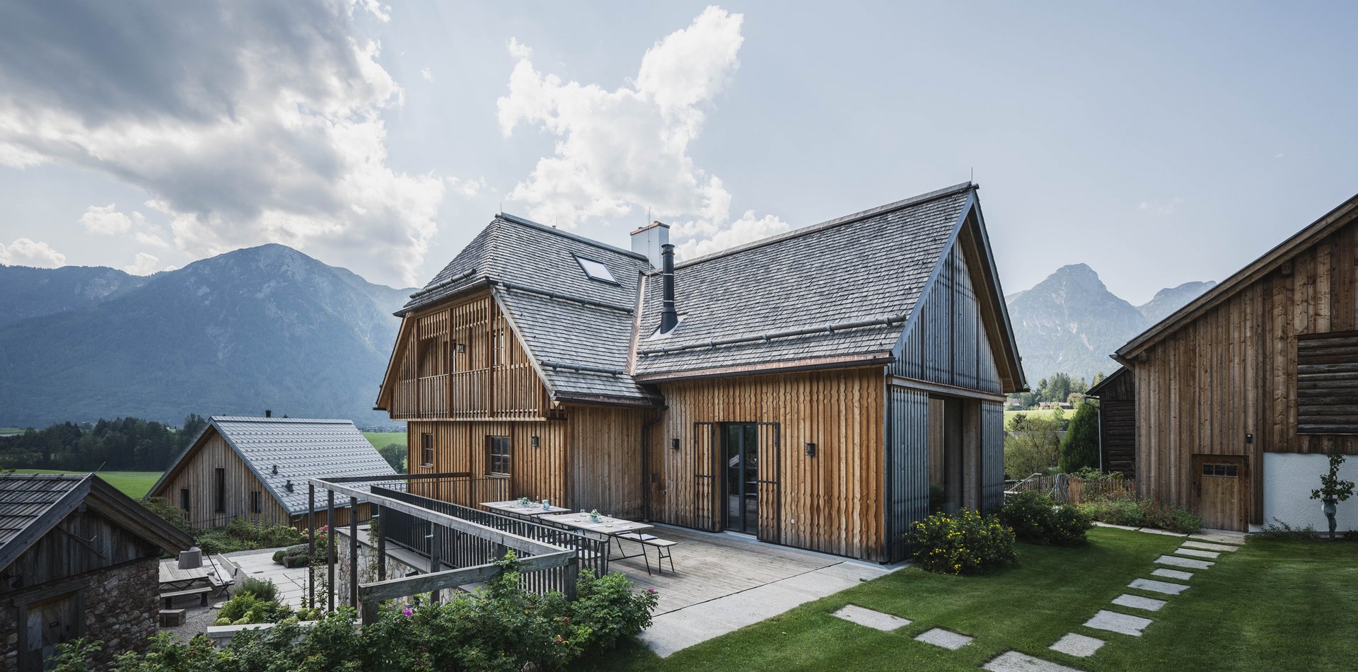 Schmiedgut dirndlpracht aussenansicht gartenseite privatterrasse – Dirndlpracht, Schmiedgut Bad Aussee