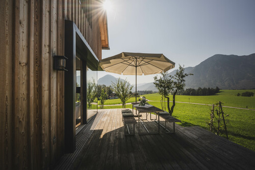 Schmiedgut waldundwiese terrasse sonnenstrahlen sonnenschirm tischdekoration – Gartenlandschaft, Schmiedgut Bad Aussee