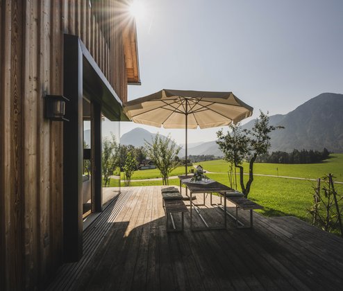 Schmiedgut waldundwiese terrasse sonnenstrahlen sonnenschirm tischdekoration – Wald & Wiese, Schmiedgut Bad Aussee