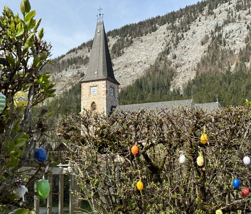 Kirche altaussee und loser mit geschmueckten osterhecken – Geschichten vom Schmiedgut, Schmiedgut Bad Aussee