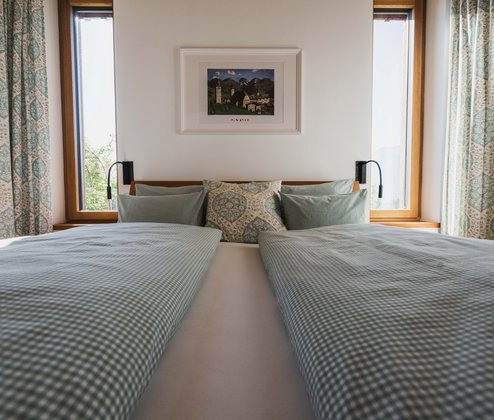 Schmiedgut waldundwiese schlafzimmer erdgeschoss bett fenster suedseitig – Wald & Wiese, Schmiedgut Bad Aussee
