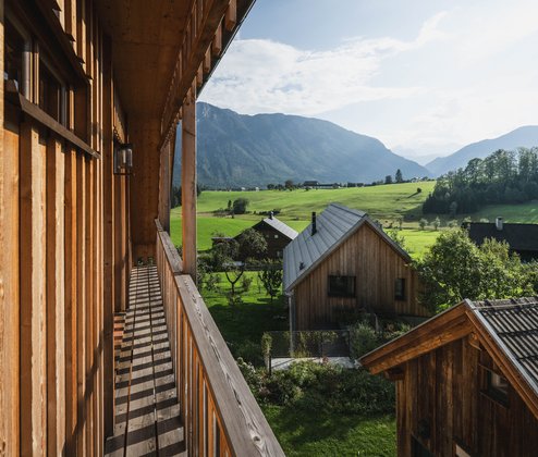 Schmiedgut dirndlpracht schlafzimmer 1 balkon aussicht suedseitig – Dirndlpracht, Schmiedgut Bad Aussee