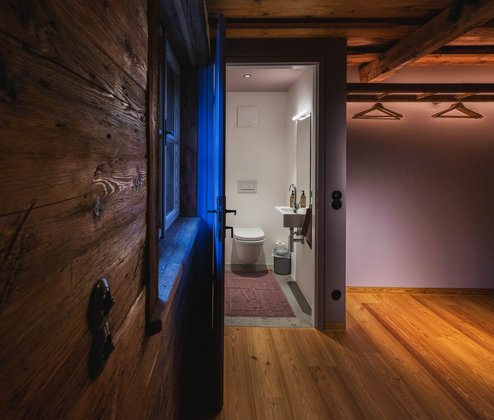 Schmiedgut dirndlpracht separate wc toilette einblick – Dirndlpracht, Schmiedgut Bad Aussee