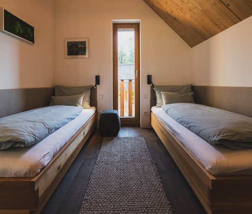 Schmiedgut waldundwiese schlafzimmer 2 betten fenster – Wald & Wiese, Schmiedgut Bad Aussee