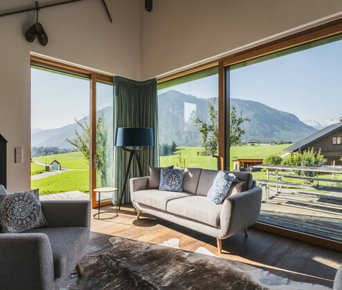 Schmiedgut waldundwiese offener wohnbereich mit panorama fensterfront dachsteinblick – Wald & Wiese, Schmiedgut Bad Aussee